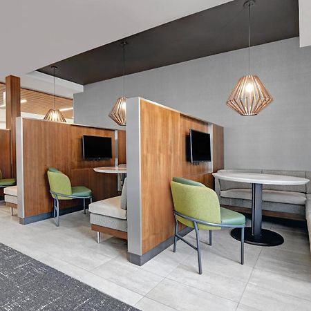 Courtyard By Marriott Manhattan Aggieville Exterior photo