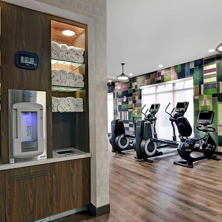 Courtyard By Marriott Manhattan Aggieville Exterior photo