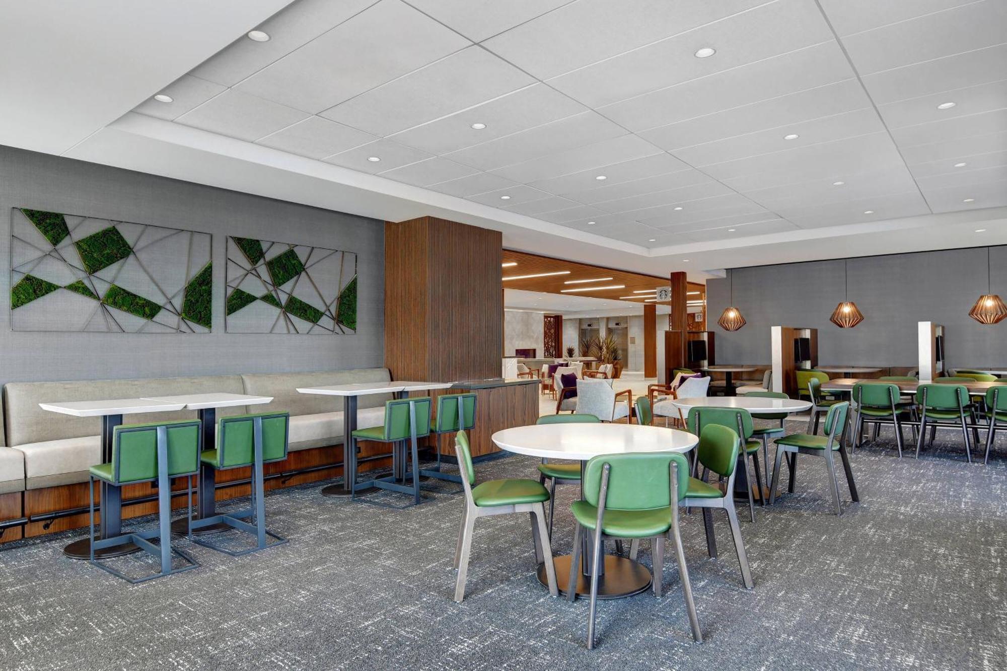Courtyard By Marriott Manhattan Aggieville Exterior photo