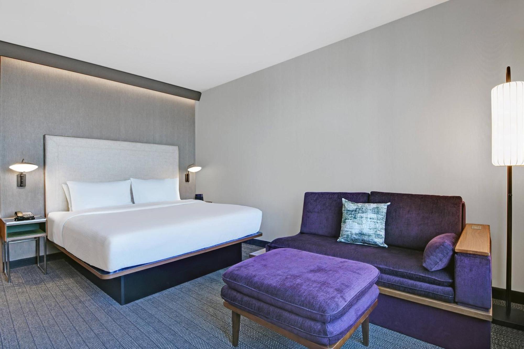 Courtyard By Marriott Manhattan Aggieville Exterior photo