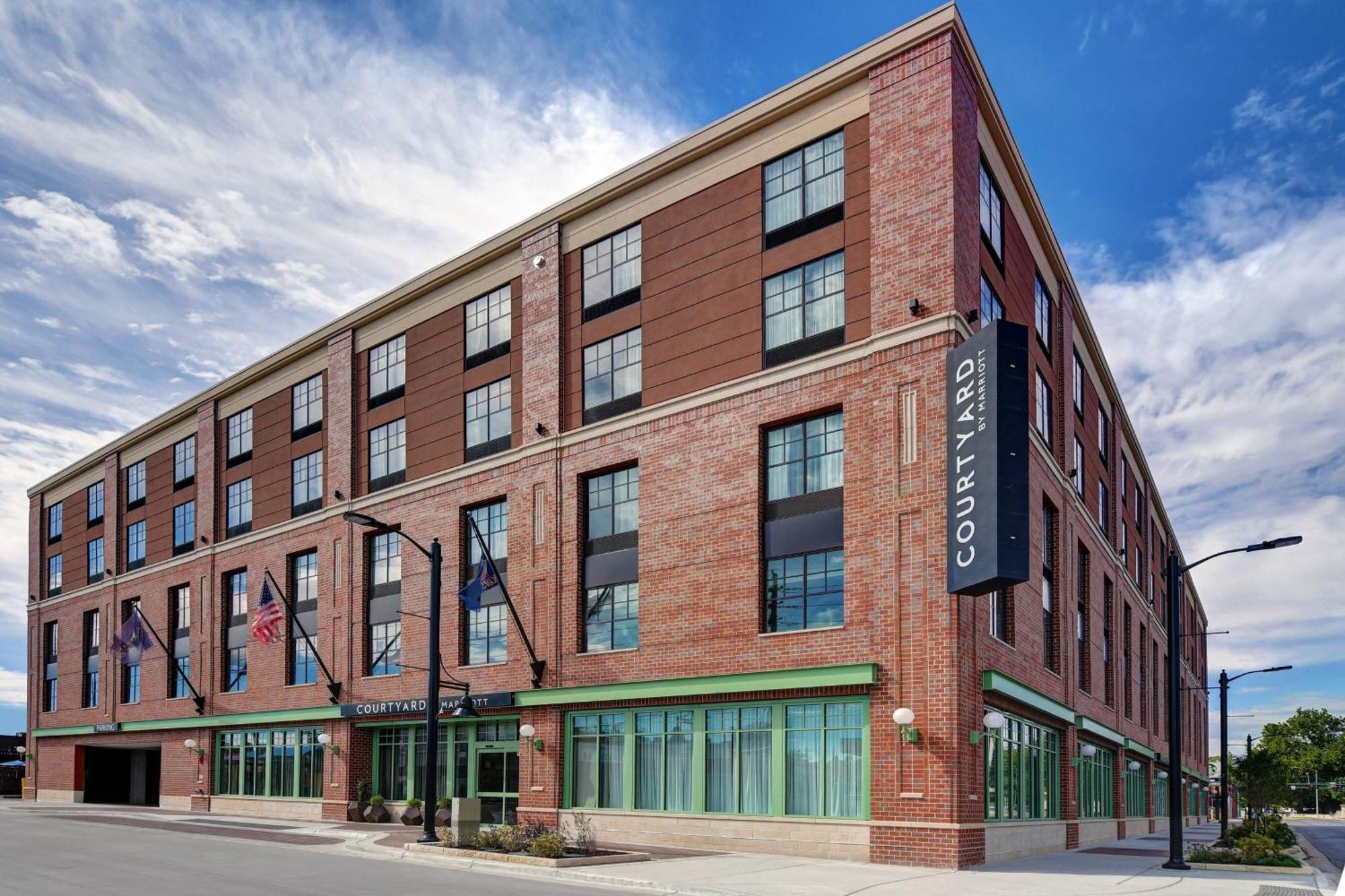 Courtyard By Marriott Manhattan Aggieville Exterior photo