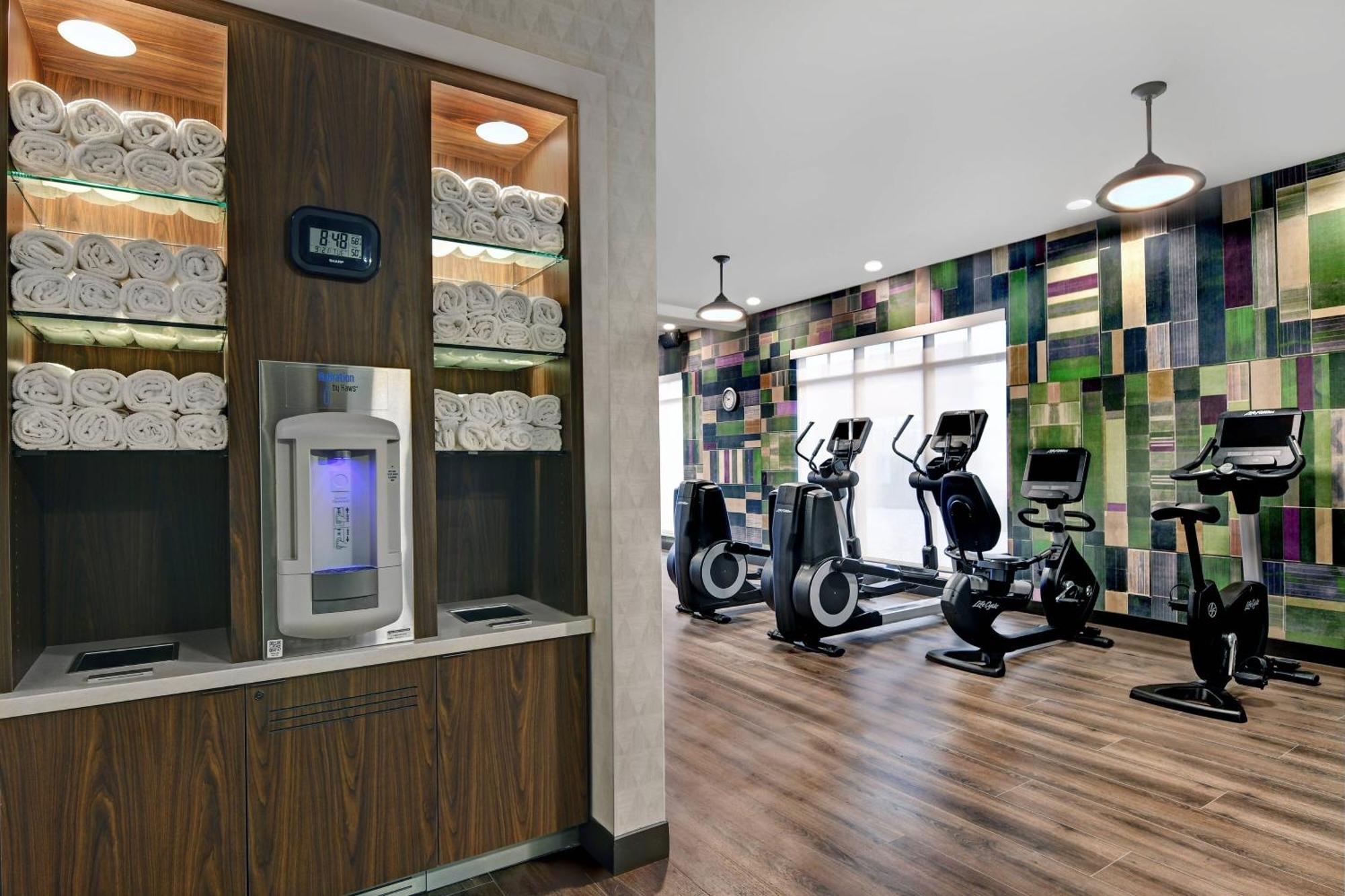 Courtyard By Marriott Manhattan Aggieville Exterior photo
