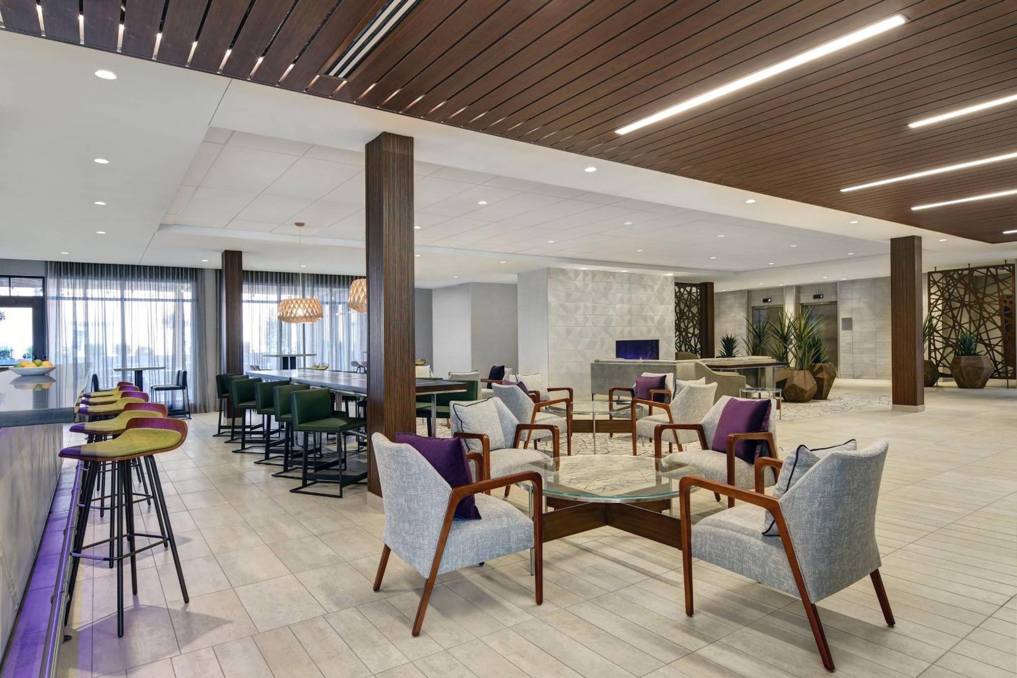Courtyard By Marriott Manhattan Aggieville Exterior photo
