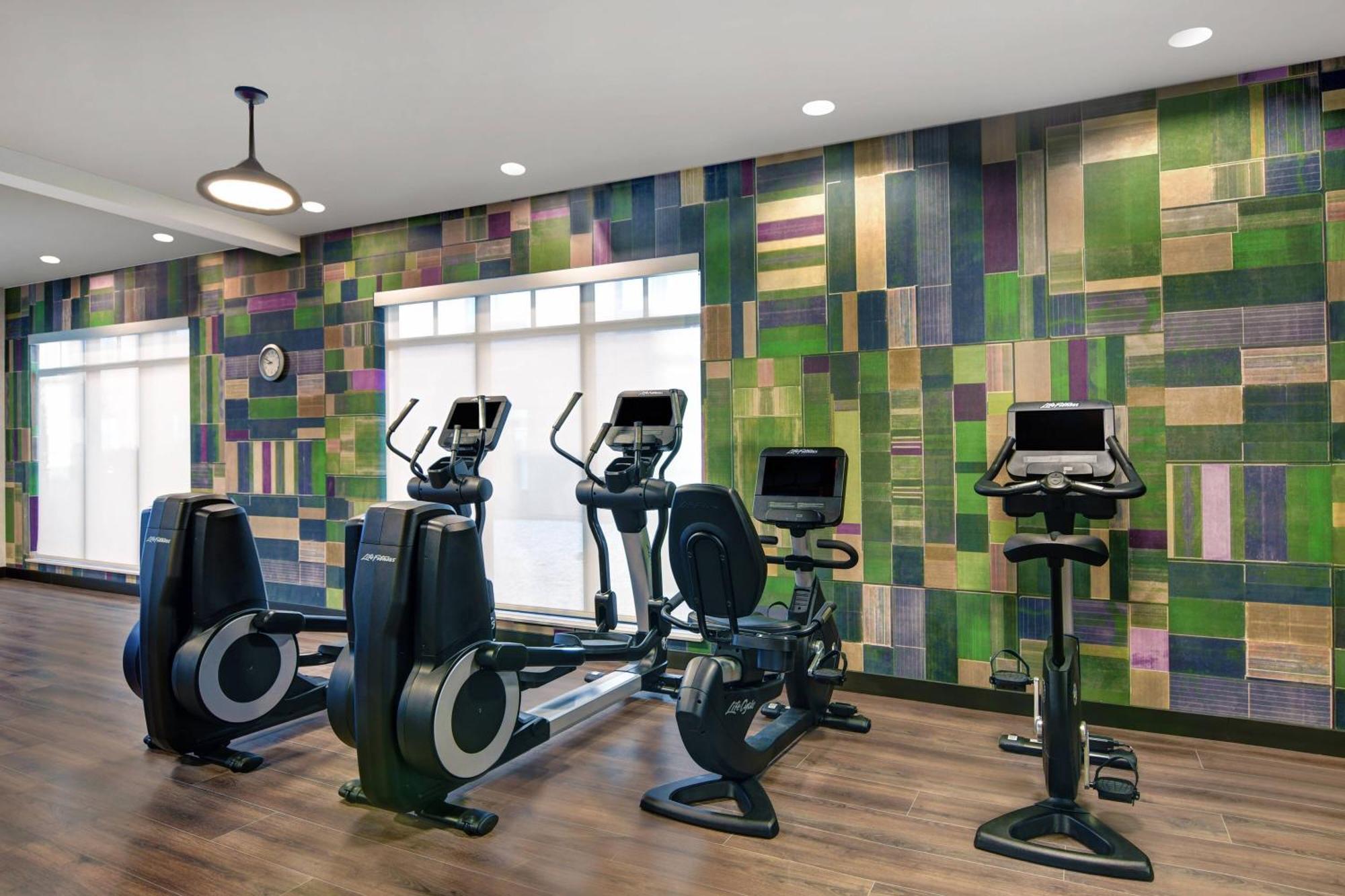 Courtyard By Marriott Manhattan Aggieville Exterior photo