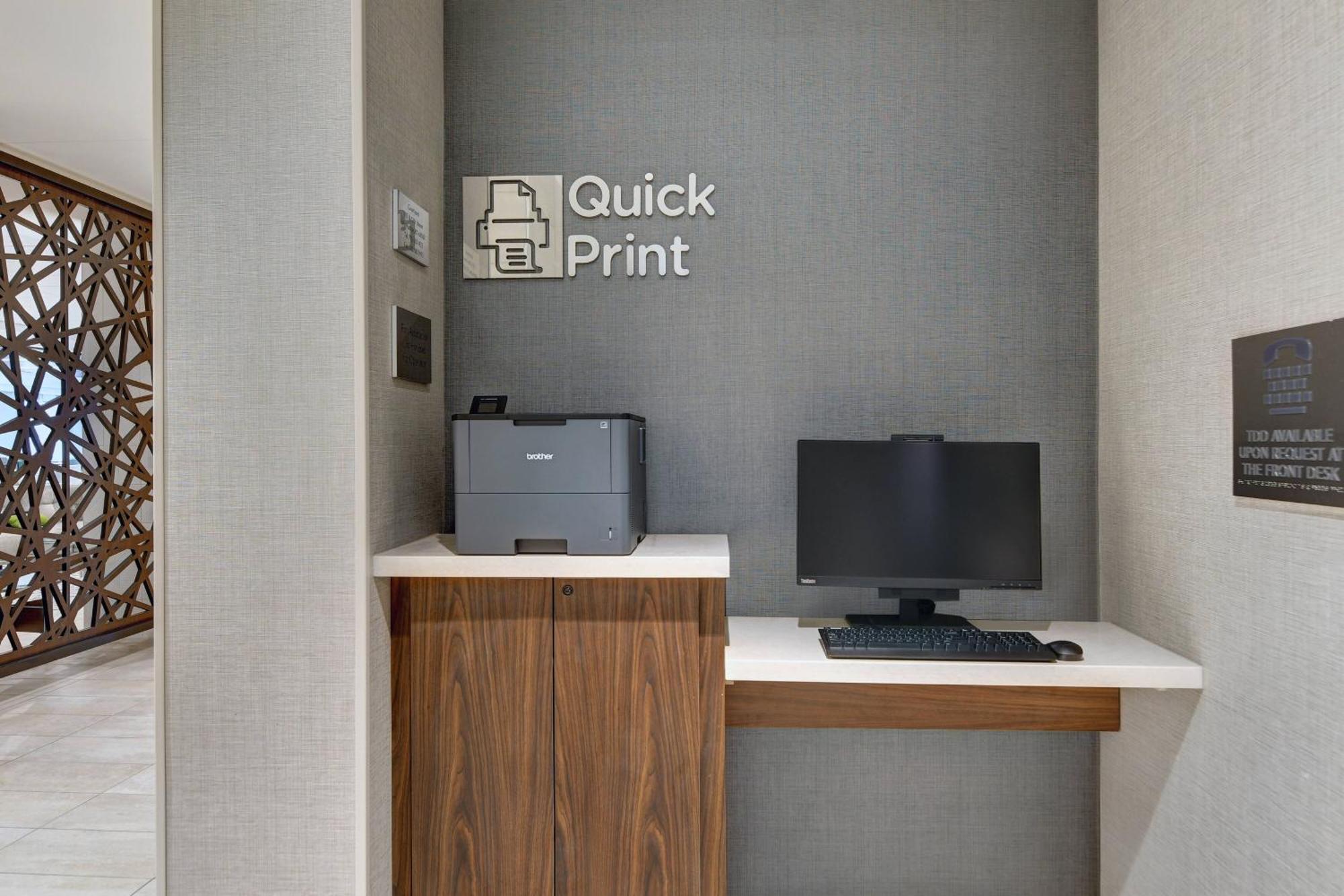 Courtyard By Marriott Manhattan Aggieville Exterior photo