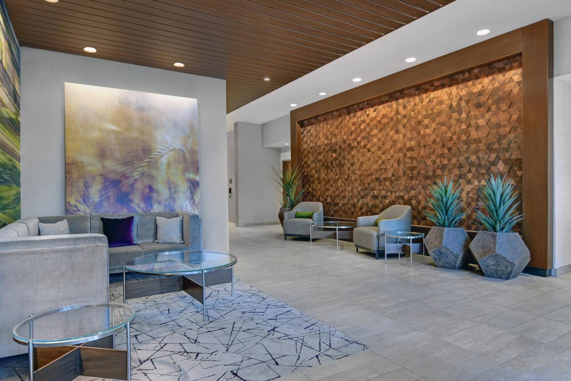 Courtyard By Marriott Manhattan Aggieville Exterior photo