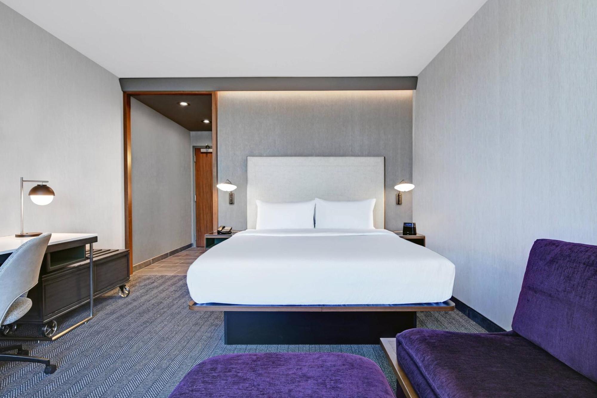 Courtyard By Marriott Manhattan Aggieville Exterior photo